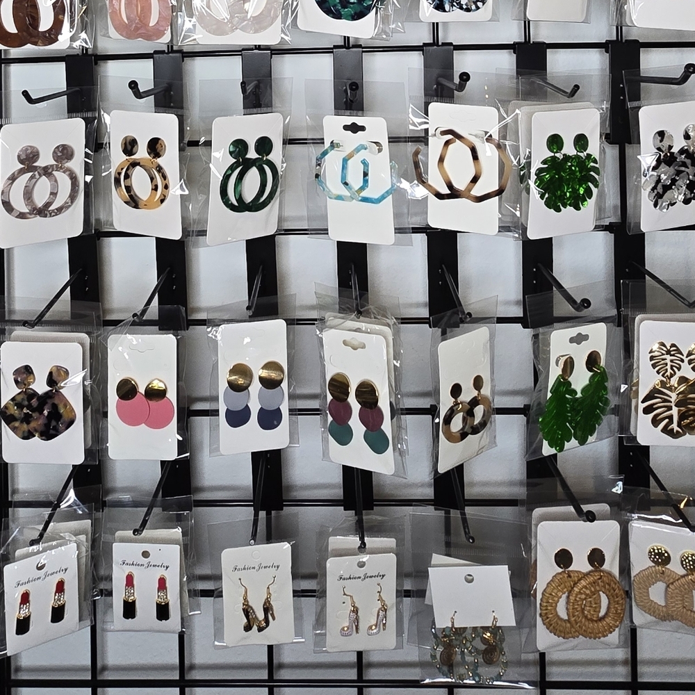 Mystery Earring Bundle! The More You Bid, The More You Get! - Picture 4 of 17